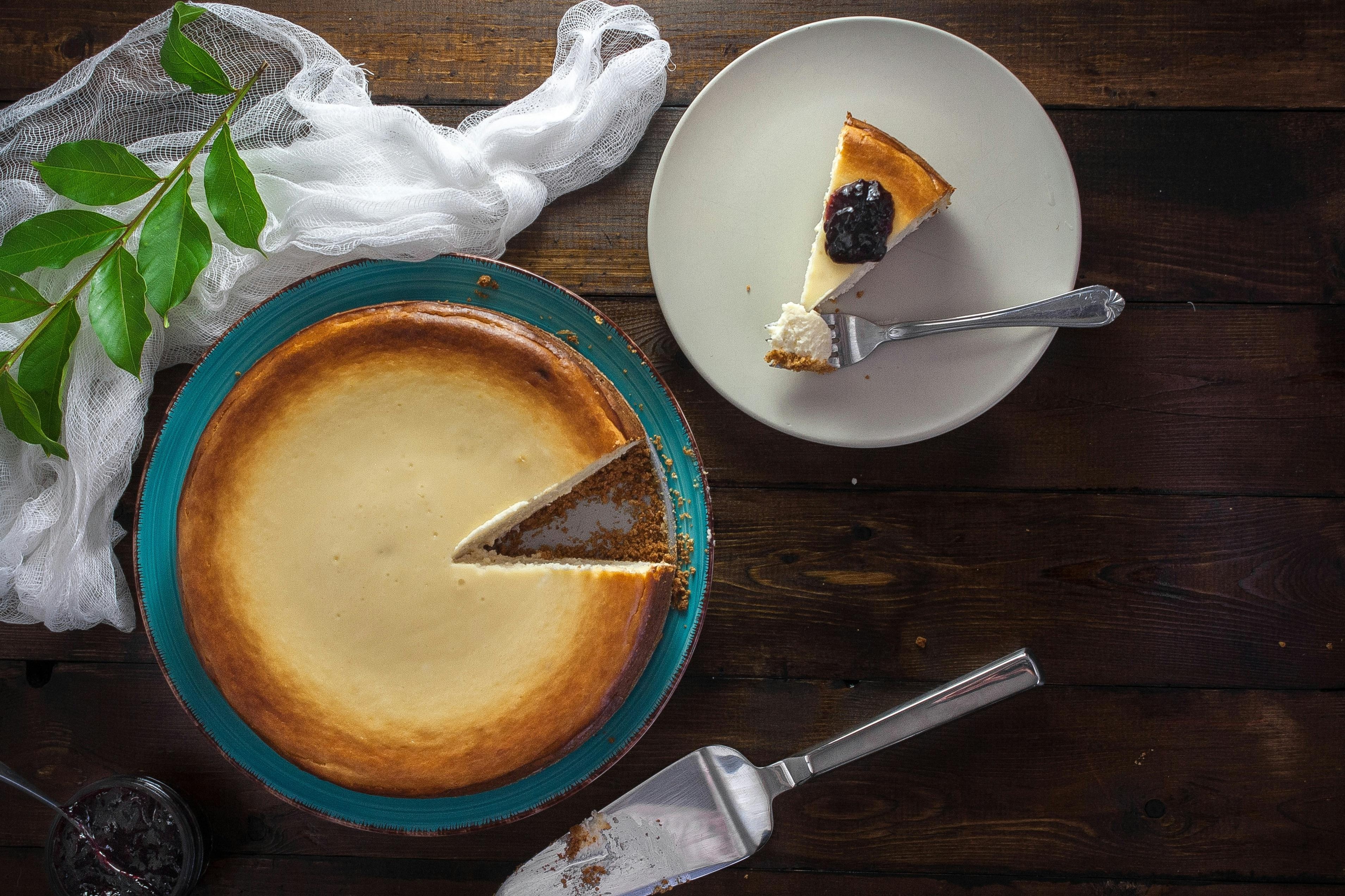 angeschnittener Käsekuchen